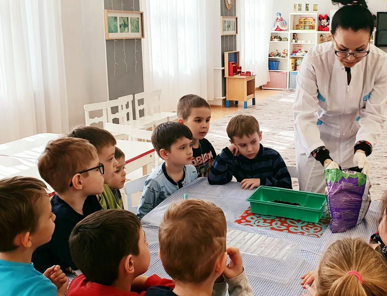 📚 Вспомните свои школьные годы. Что первое пришло на ум? Строгий, но от этого не менее...