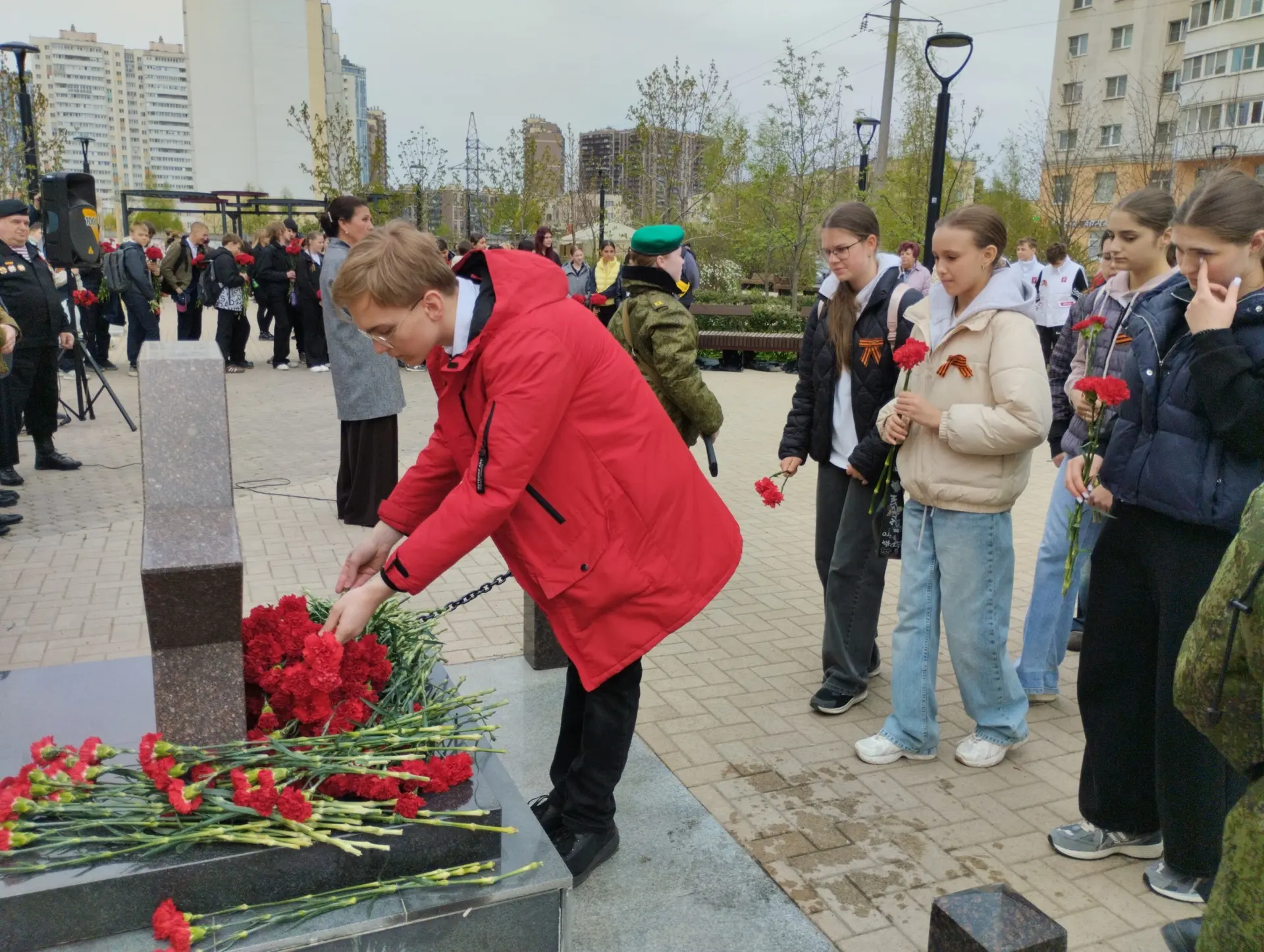 07.05.2026 г. активисты школьного музея приняли участие в районном митинге, посвящённом Дню Победы, 