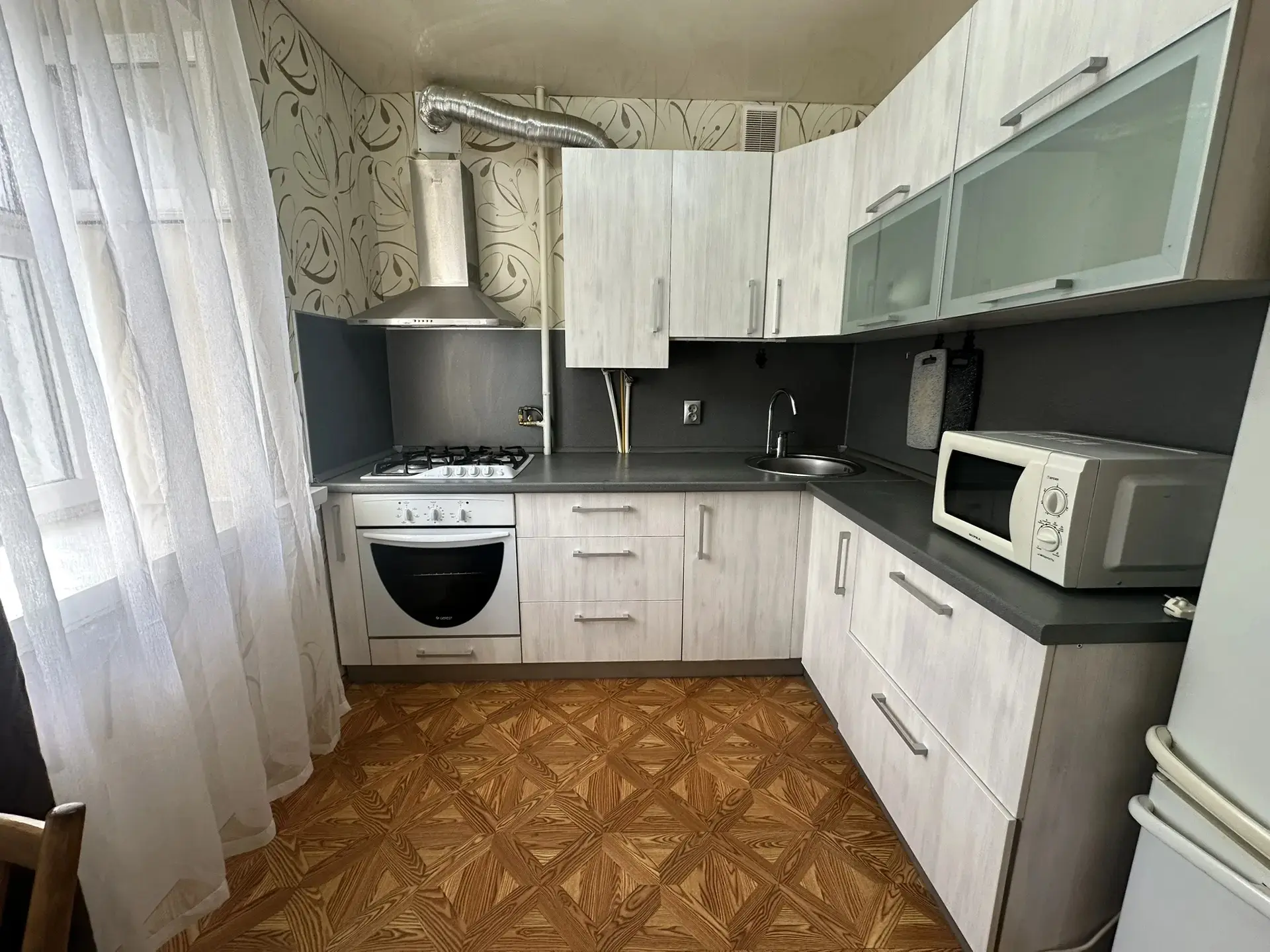 Г Казань
Сдаём 1 комнатную квартиру, переделанную в просторную студию по улице КРАСНОКОКШАЙСКАЯ, 164