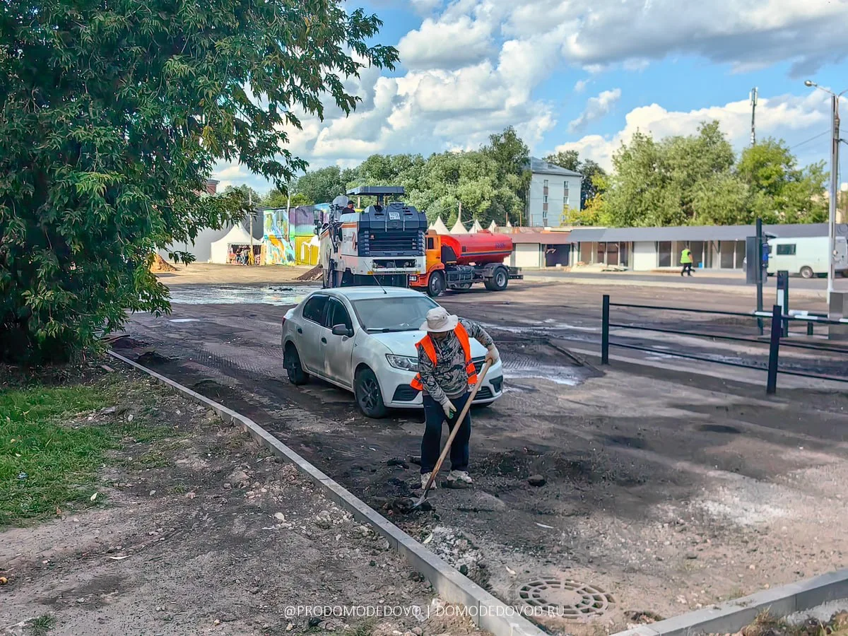 Продолжаются работы по переустройству парковки в районе рынка. Недавно там сломали пави...