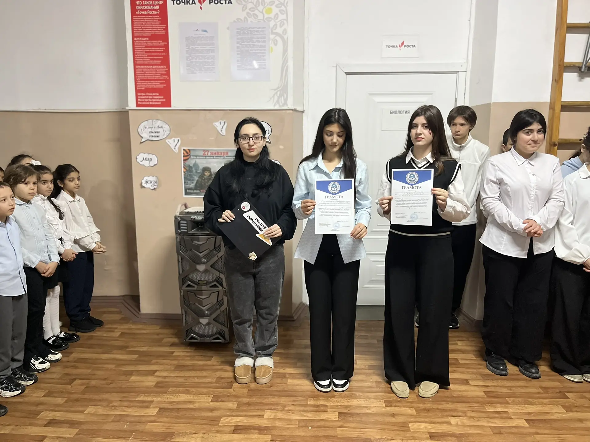 ✅Понедельник 

🇷🇺 Традиционно , каждый понедельник в нашей школе проходит торжественная линейка по