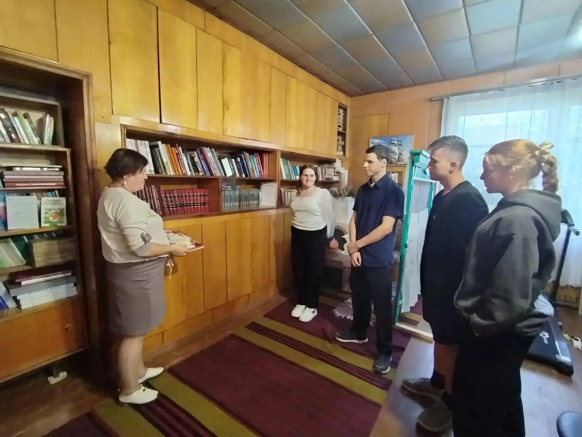4 сентября в библиотеке с. Канаевка прошла экскурсия "Волшебный мир библиотеки".