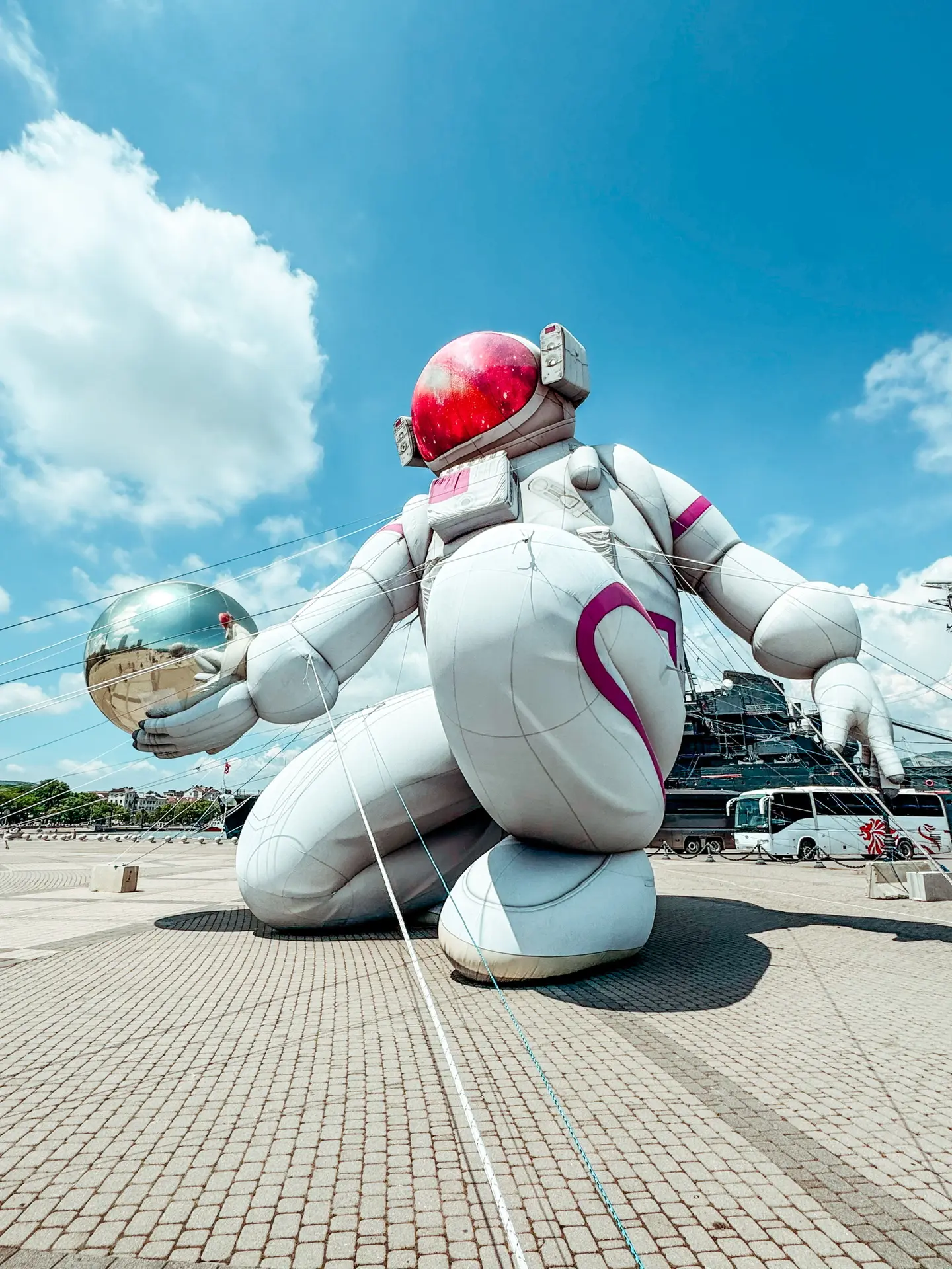 📍Новороссийск, Форумная площадь 

👨‍🚀Космонавт, которой в прошлом году украшал Фестивальную площа