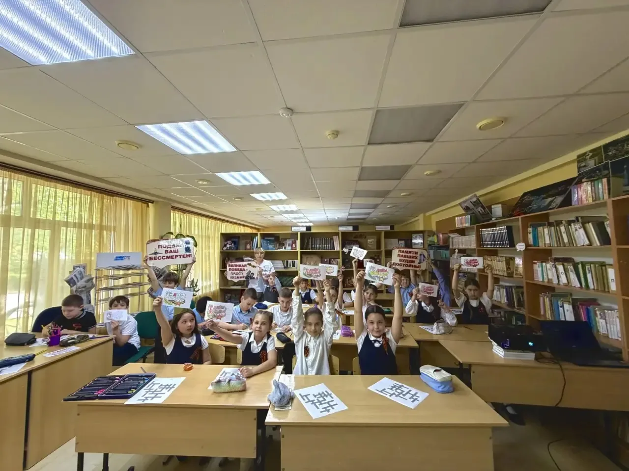 ✨ В нашей школьной библиотеке прошло памятное мероприятие для 3 «А» класса, посвящённое 9 Мая! ✨  Ре