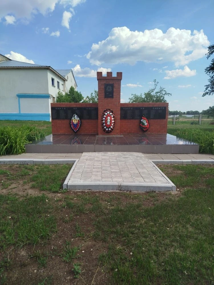 Летняя практика проходит не только на пришкольном участке, но и на подшефных объектах школы. Работни