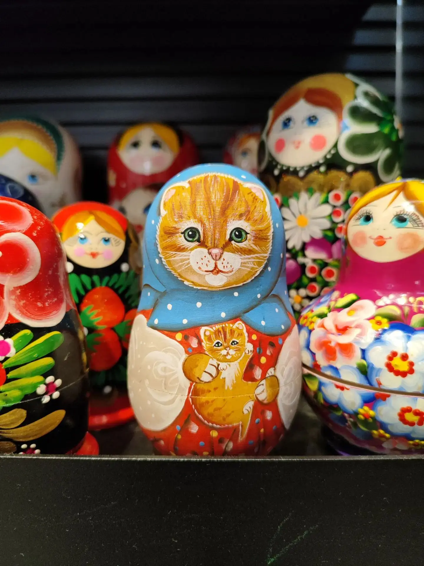 Наши младшие дети сидят в аэропорту, ждут, когда им откроют небо, и присылают прекрасное. Котика и е