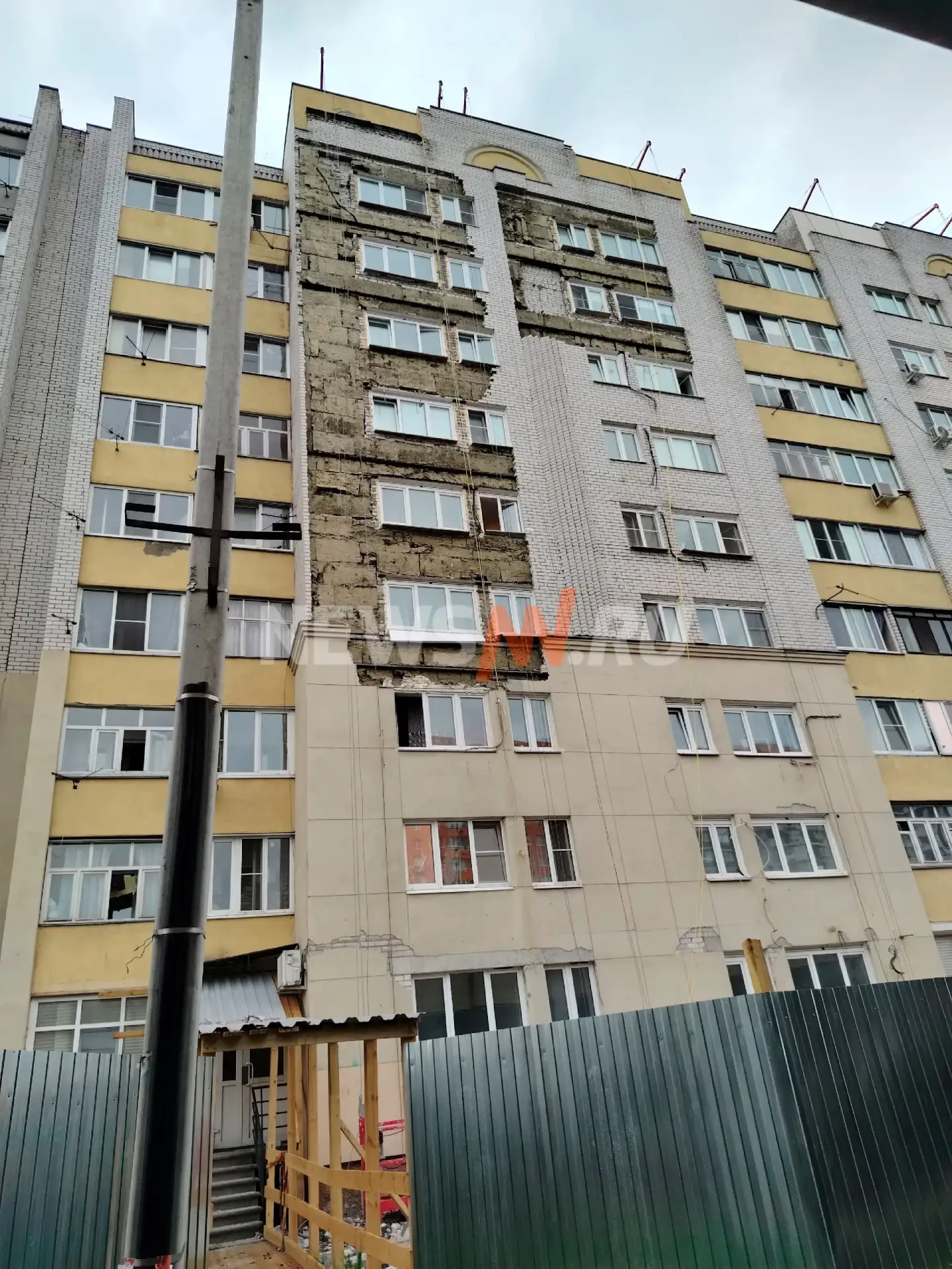 Многострадальный дом №7/1 на улице Циолковского наконец начали ремонтировать, сообщили NewsNN жильцы