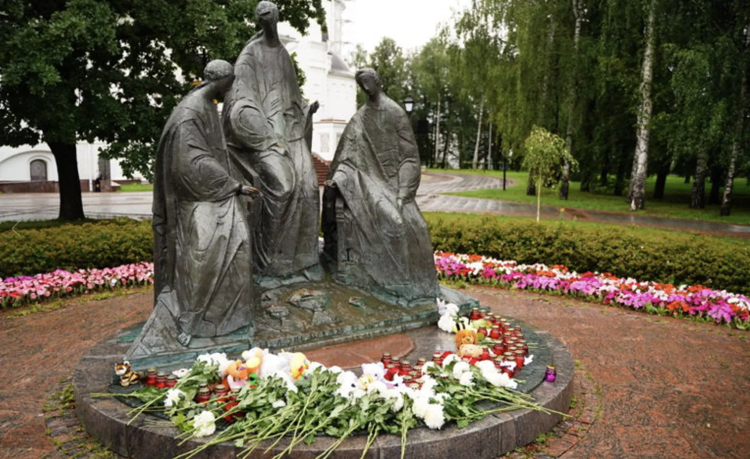 🕯 В Ярославле почтили память детей, погибших на Донбассе
 
На верхнем ярусе Стрелки прошла акция-ре