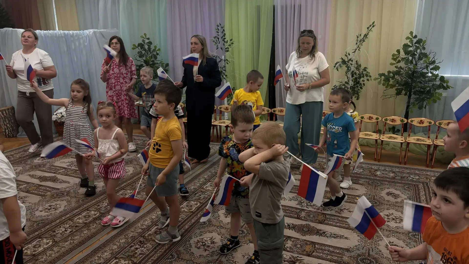 В этот день вокруг красиво:
всюду флаги и цветы.
День России! День России!
Нарядились я и ты.
Почему