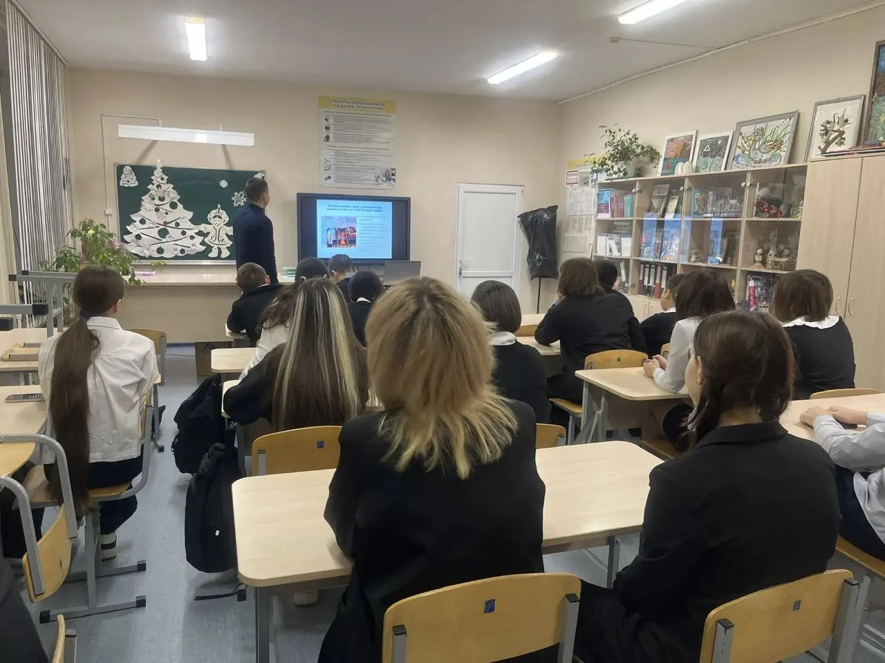 📑11 декабря для  учеников нашей школы были организованы тематические классные часы.  ✅Для старшеклас