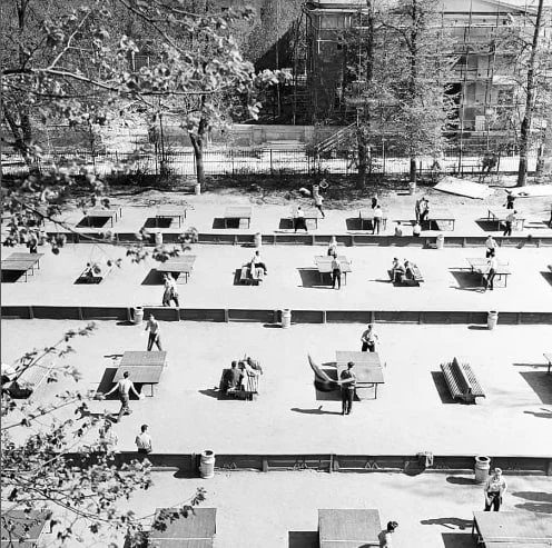 Площадка для игры в настольный теннис👍

1963 г.

Москвич