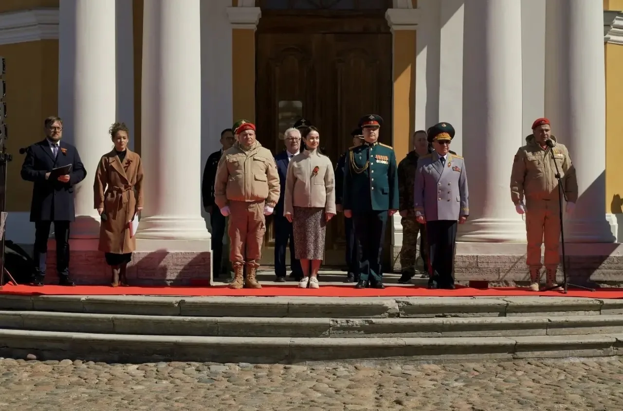 СКВОЗЬ ДЕСЯТИЛЕТИЯ - ВЕРНЫ ПОБЕДЕ  Три поколения. Одна история. Одна Победа🇷🇺.  🗓️ 8 мая наши 🧑🏻‍🎓 👩