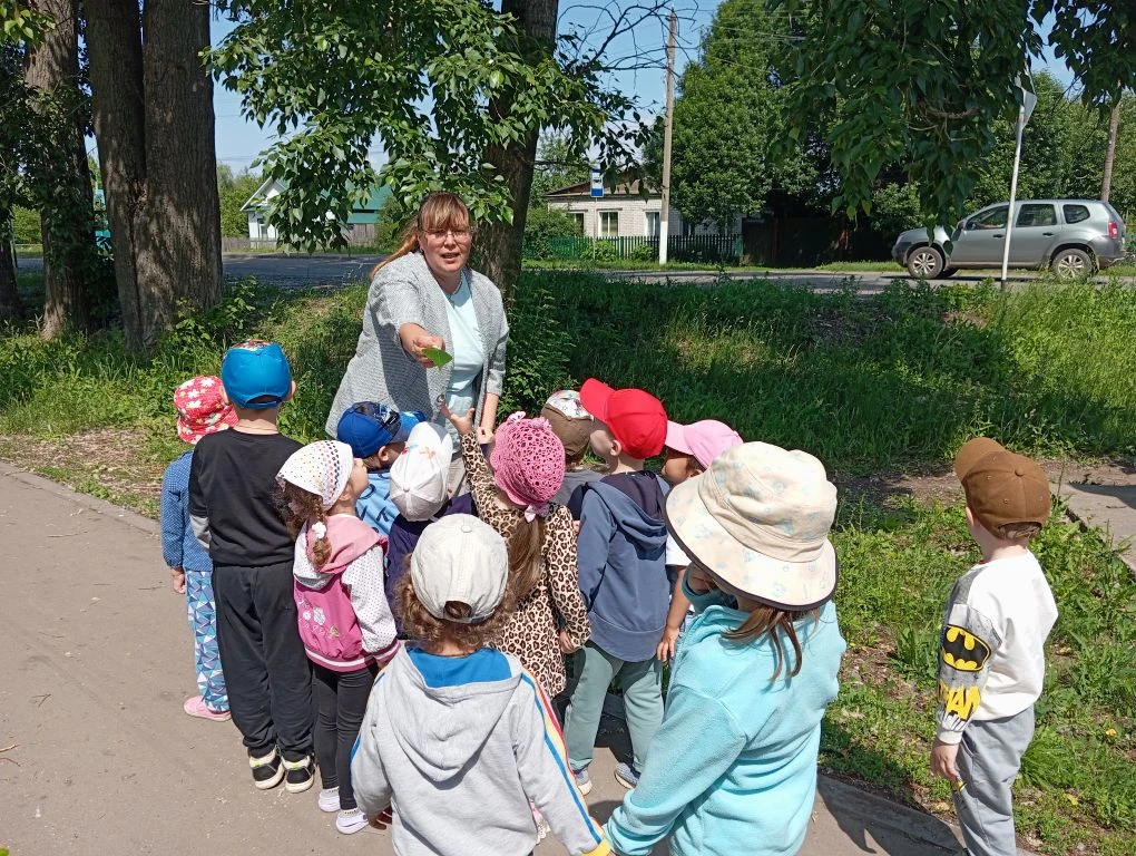 Первая экскурсия!

Сегодня для ребят из средней группы состоялось первое большое и очень важное собы