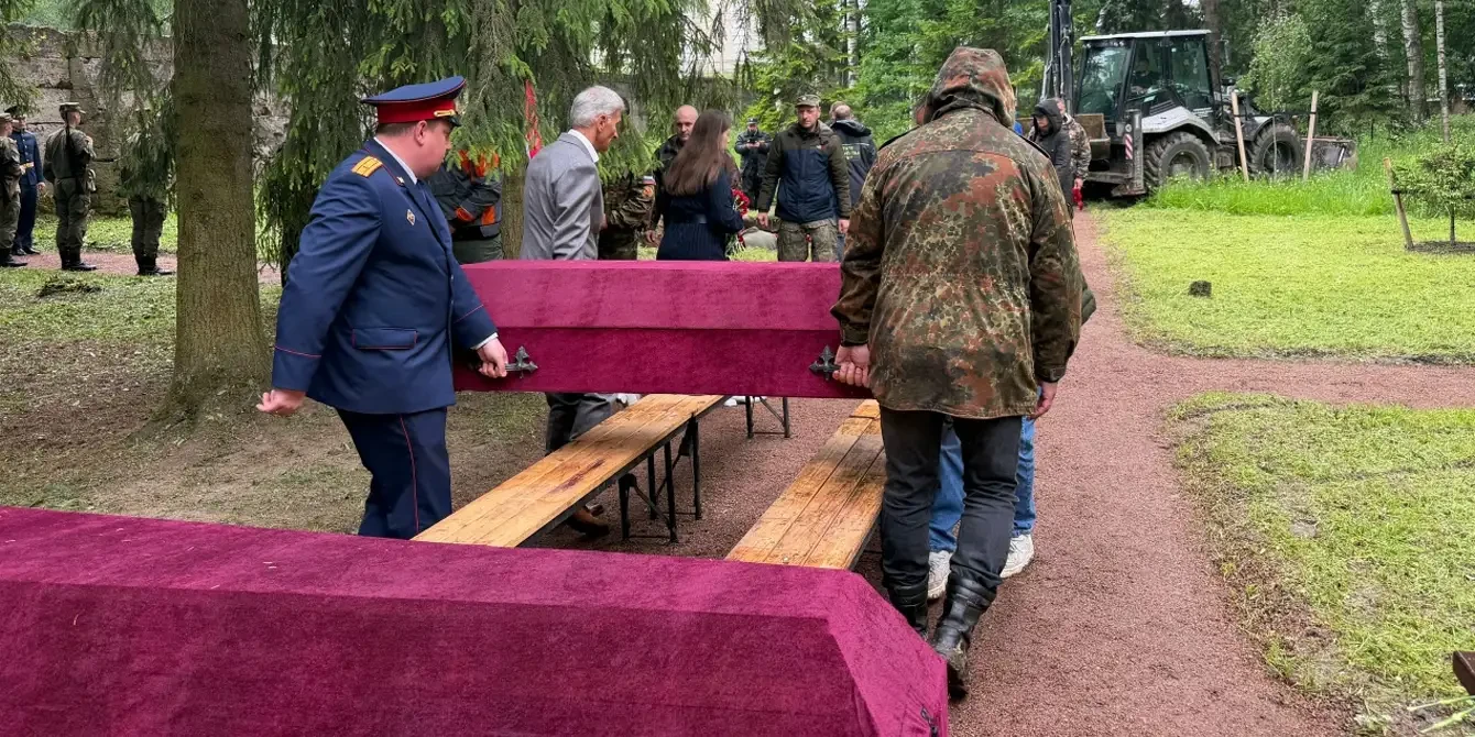В Гатчине захоронили останки защитников Отечества и мирных жителей времен Великой Отечественной

Фот