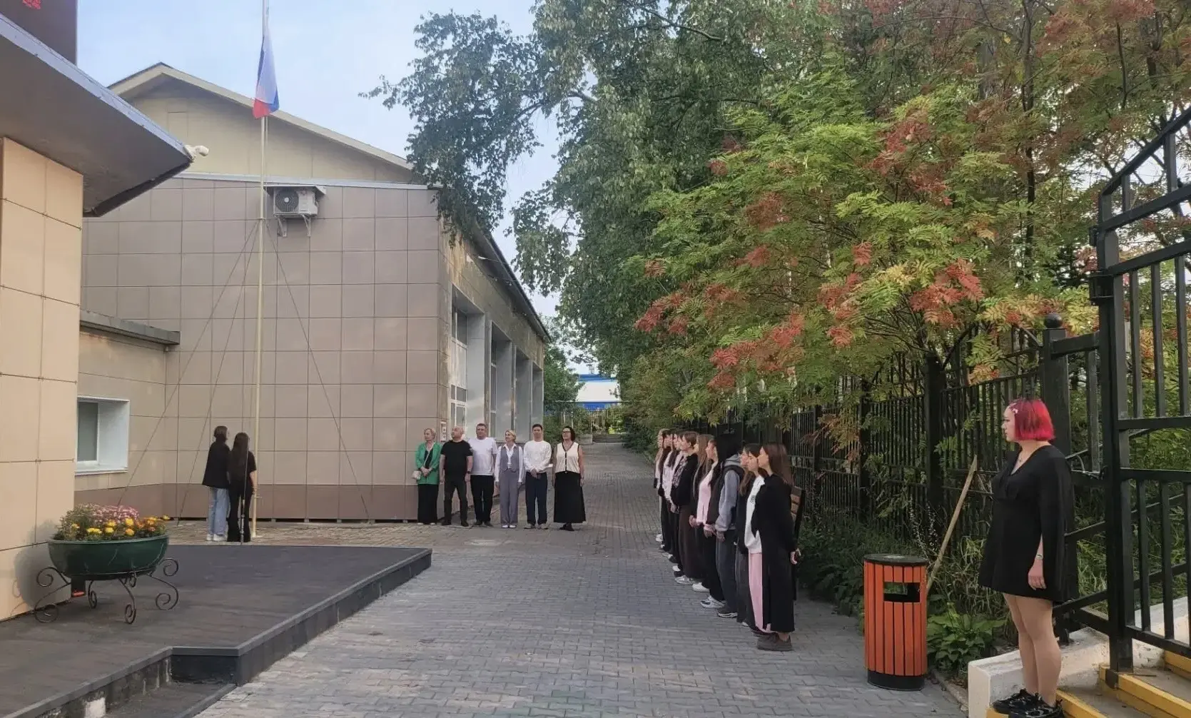 Сегодня в нашем техникуме состоялась торжественная церемония поднятия государственного ...
