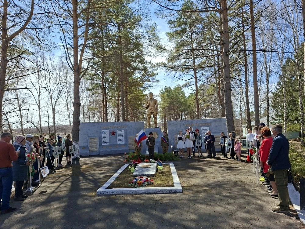 🎖️ Память, гордость, уважение: в нашей школе  прошёл митинг в честь 81‑й годовщины Поб...