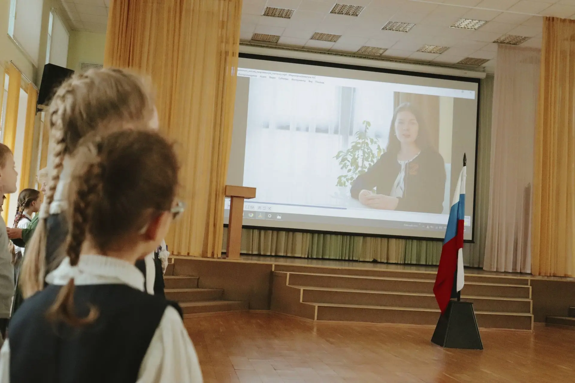 🇷🇺  Неделя в школе традиционно началась с торжественной церемонии поднятия Государственного флага Ро
