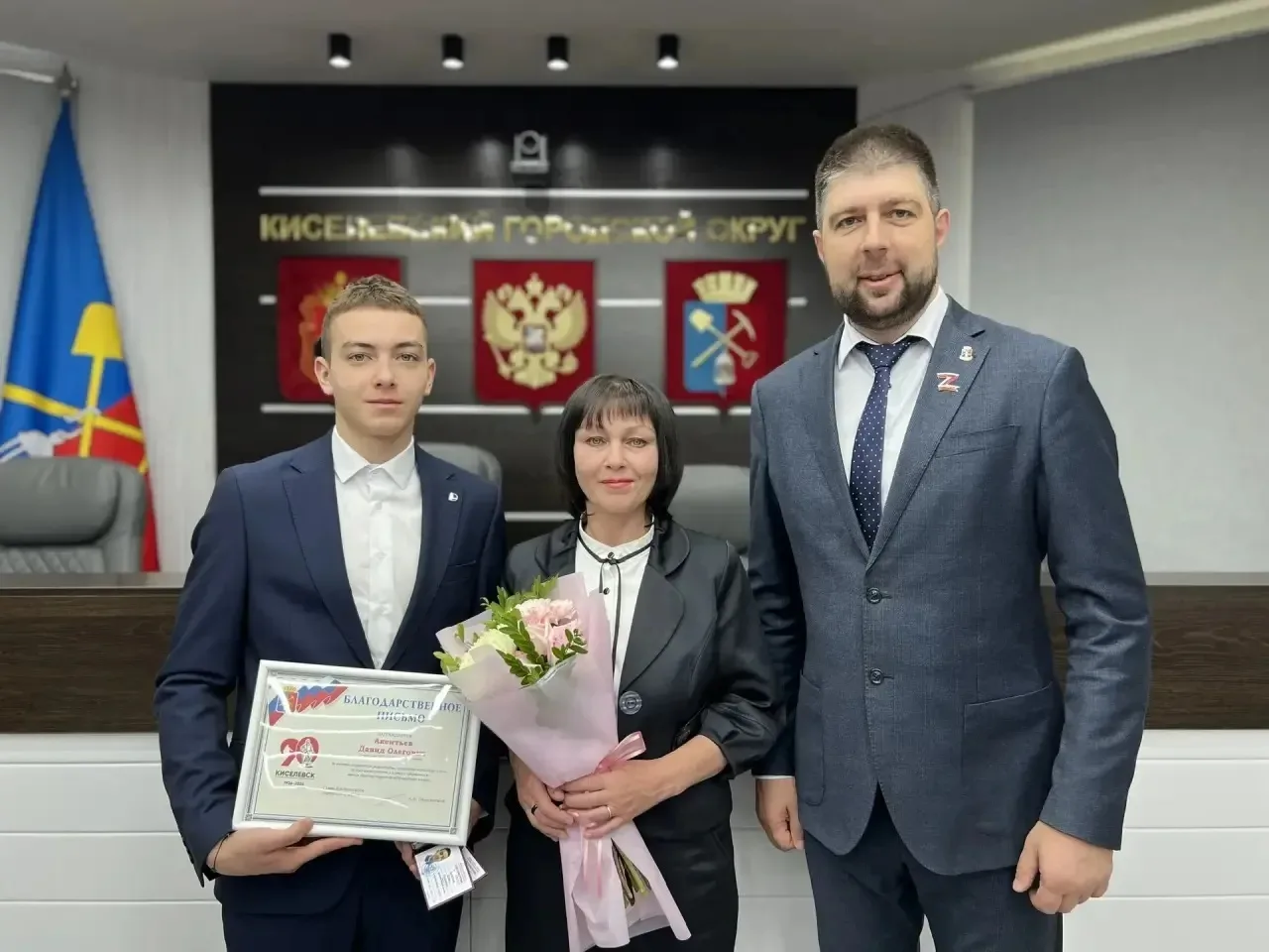 Киселевские спортсмены - лучшие!  Сегодня вручил пловцу- подводнику Давиду Акентьеву удостоверения, 