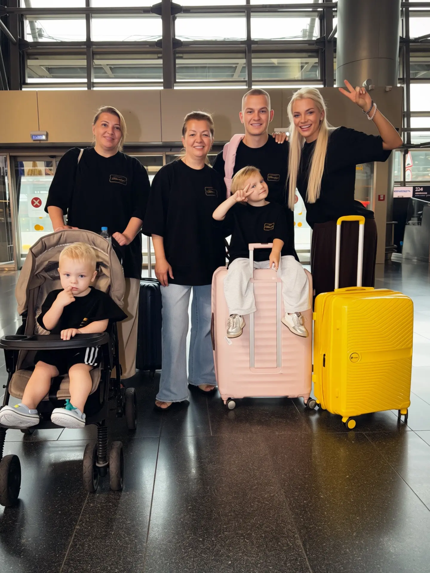 Мы полетели в лучший детский отель в мире всей семьей!😍✈️

Праздновать др Аврошки🥳
Ей после завтра