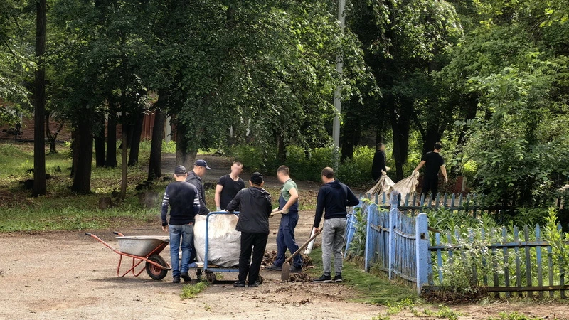 Осужденные помогли привести в порядок территорию оренбургского лагеря «Дубки»

Осужденные оренбургск