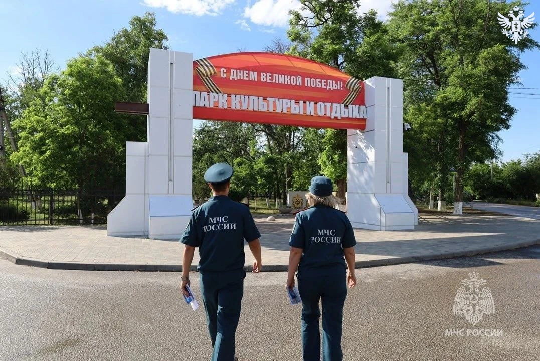 Сотрудники МЧС проводят профилактические беседы с жителями Херсонской области в парках

Сотрудники М