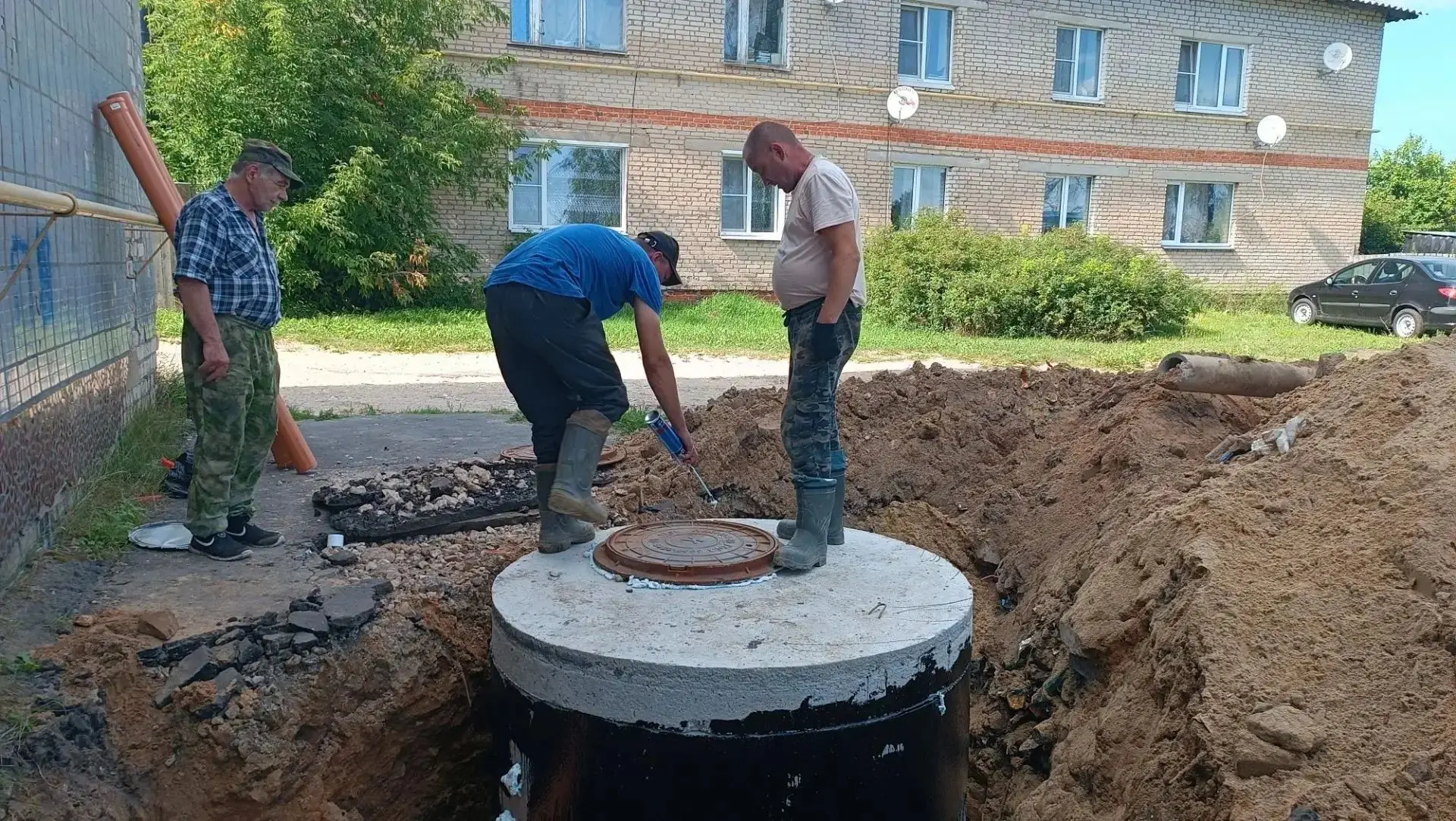 ✔В субботу в деревне Ельцы около Дома культуры подрядная организация проводила обустройство канализа