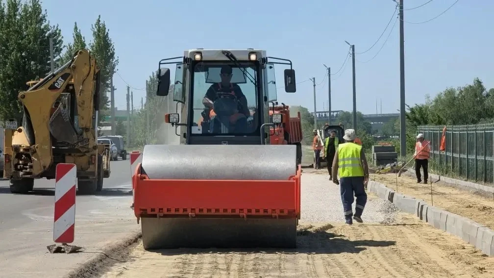 Около пляжа в 7-ом микрорайоне начали обустраивать парковку  Сейчас дорожные рабочие занимаются укла
