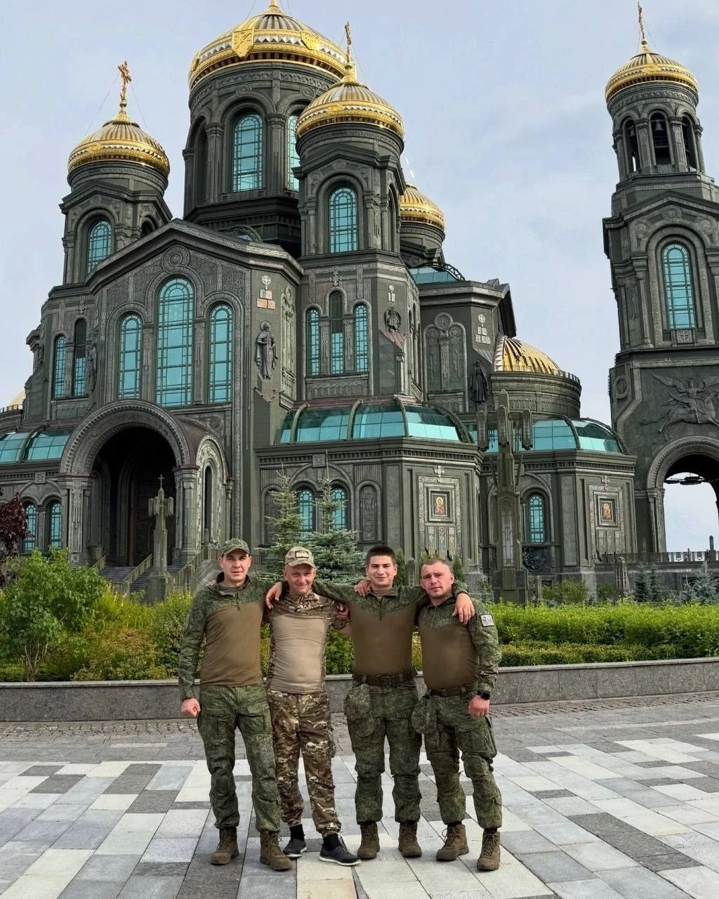 Наши бойцы у стен Главного храма Вооружённых Сил России