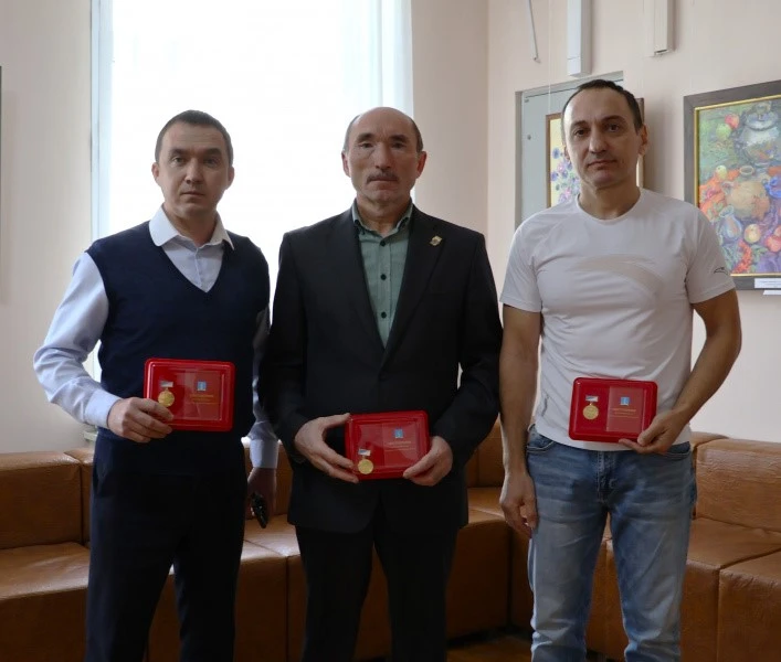 Еще троих ульяновцев отметили нагрудным знаком «За содействие СВО»