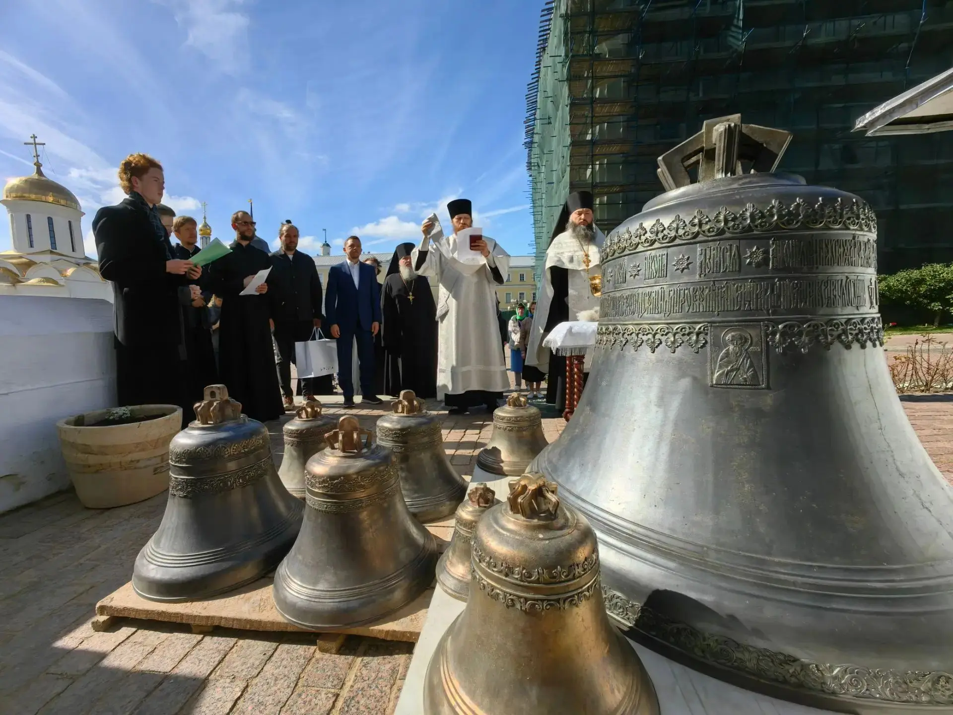 В Свято-Троицкой Сергиевой лавре освятили десять новых колоколов