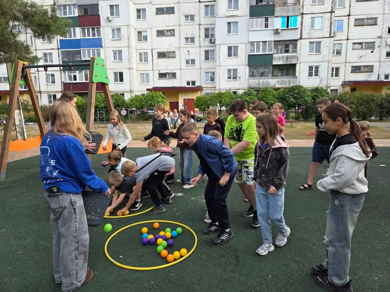 В Сеймском округе прошла акция «Молодежь — детям. Играющий двор».👫