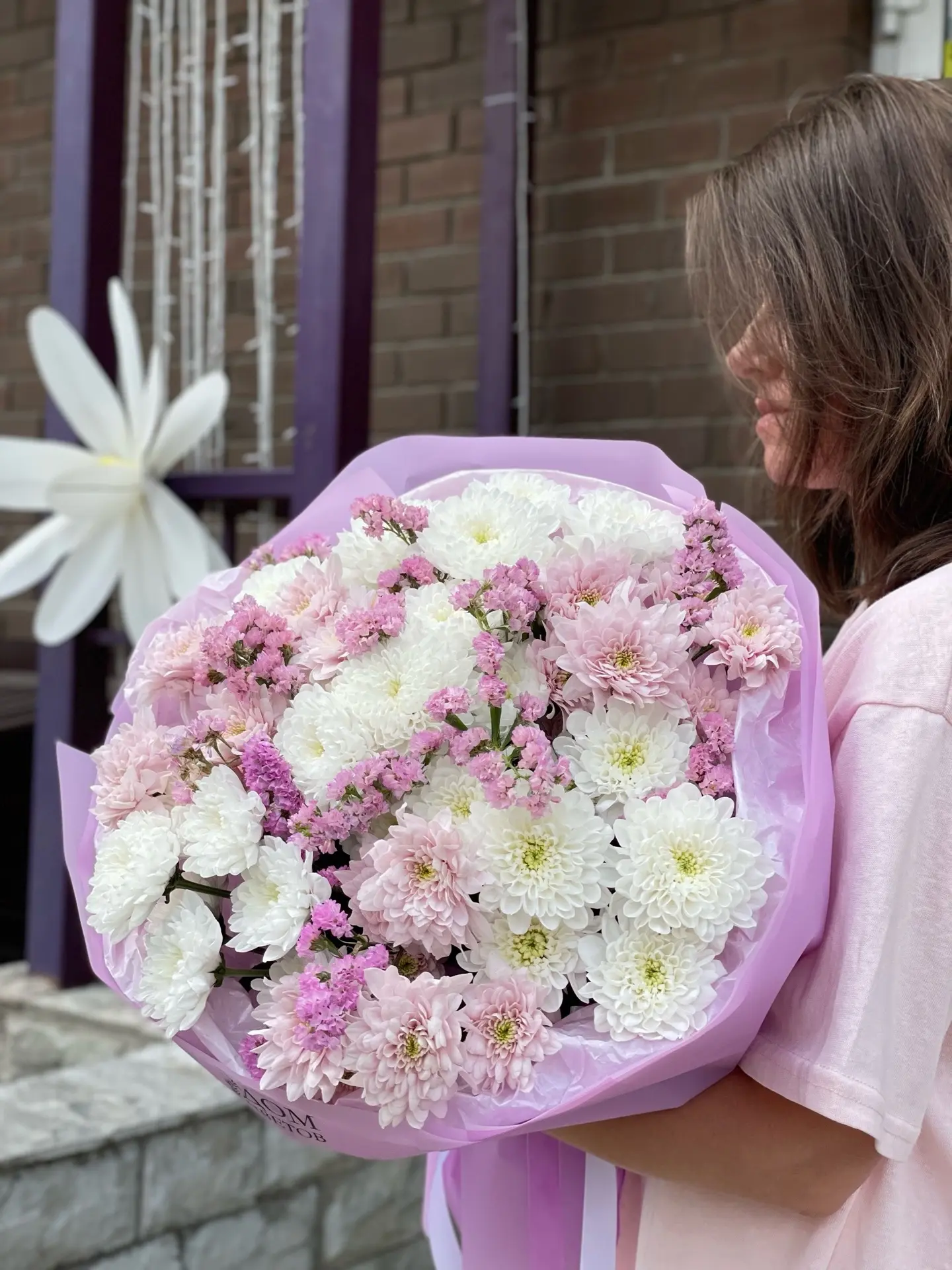 Букет недели — пышный, стойкий букет из хризантемы и статицы💜