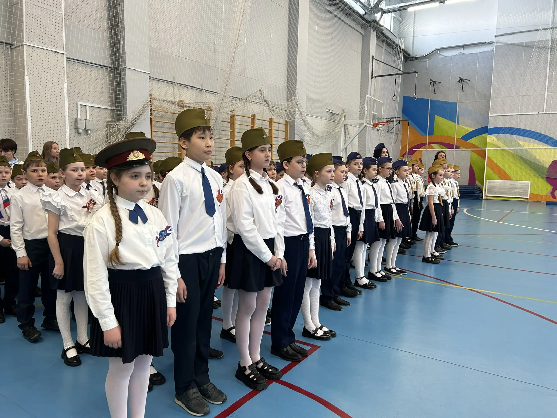 Смотр строя и песни: шаг в ритме патриотизма!  Сегодня в нашей школе было особенно торжественно и во