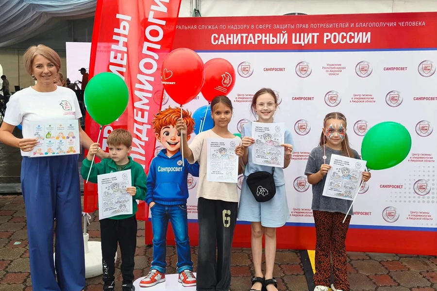 🧑‍🦰 Юные амурчане познакомились с героем детского «Санпросвета» Петей Лентяевым на фе...