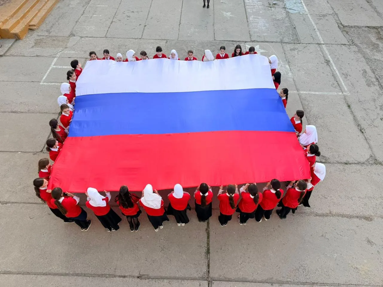 🇷🇺 Большая история в трех цветах: Новолакская СОШ №1 отмечает День флага!