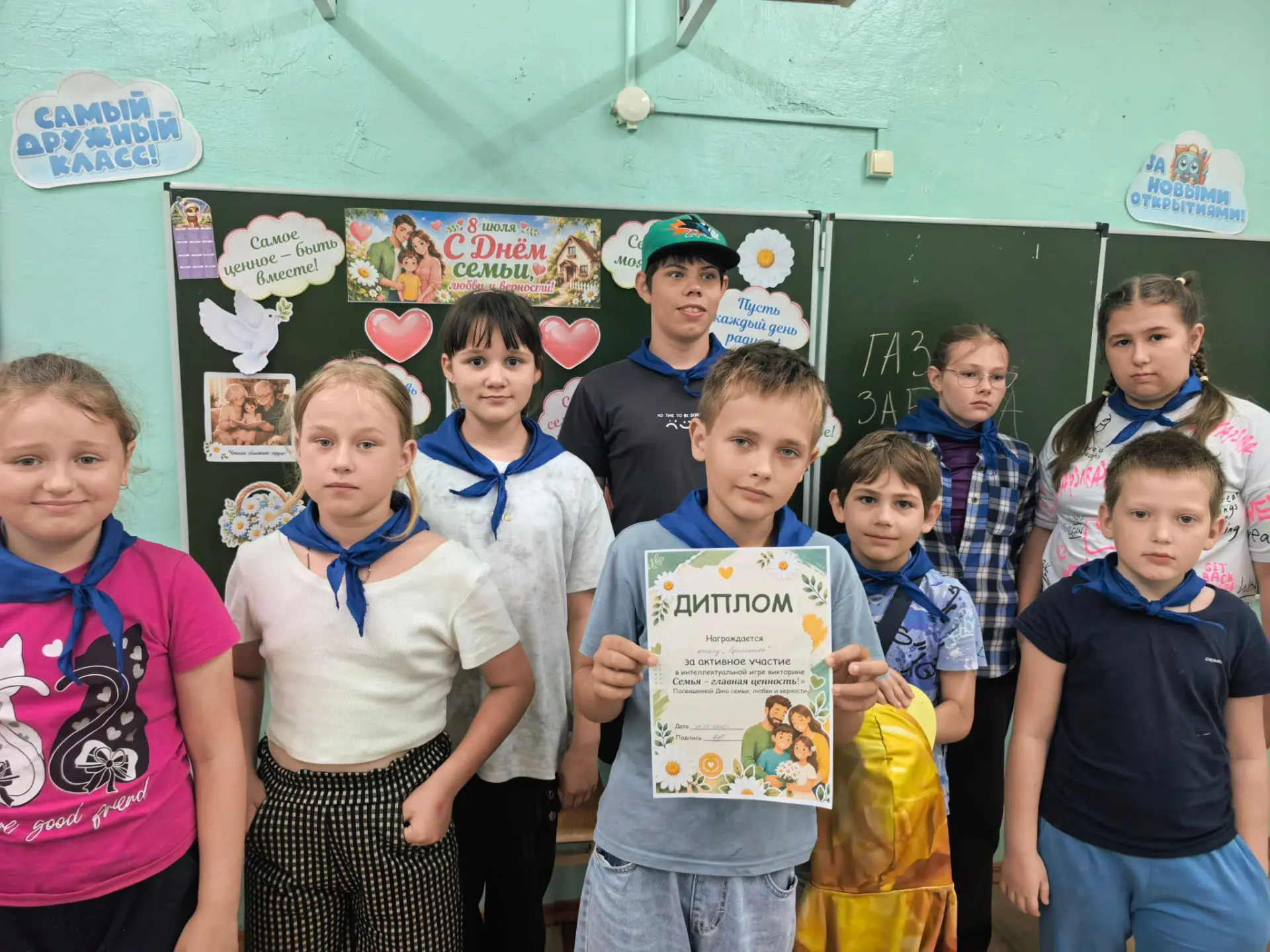 🌼 День шестой в лагере «Орлята России»: «Семья — это мы!»

Сегодняшний день был полностью посвящён 