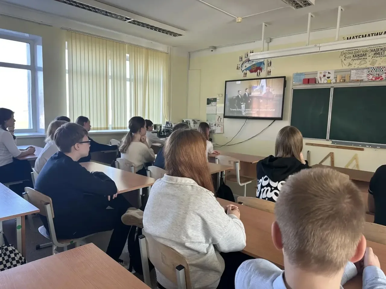 📌В МОУ «Глебовская СОШ» утро для школьников началось традиционно с торжественной линейки , церемонии