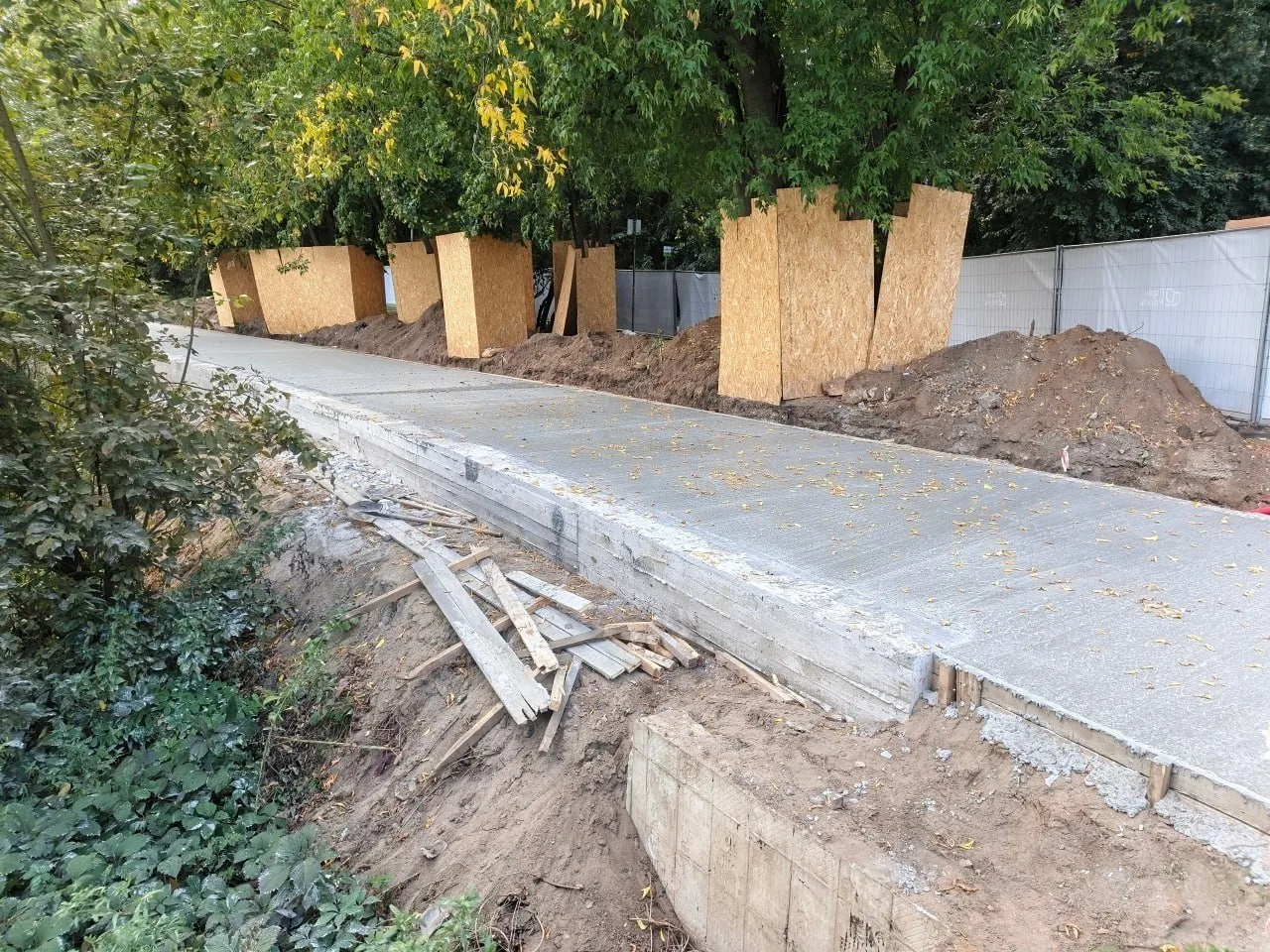 У Конного двора в Кузьминках продолжается благоустройство.