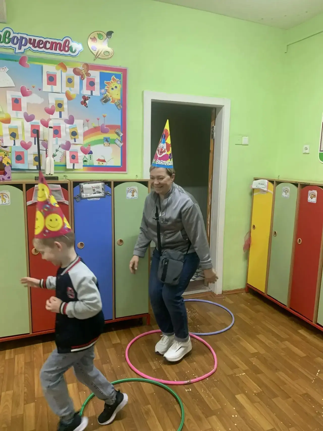 В самый весёлый день — «День смеха». Основная цель  дня — создание радостной, эмоционально-положител