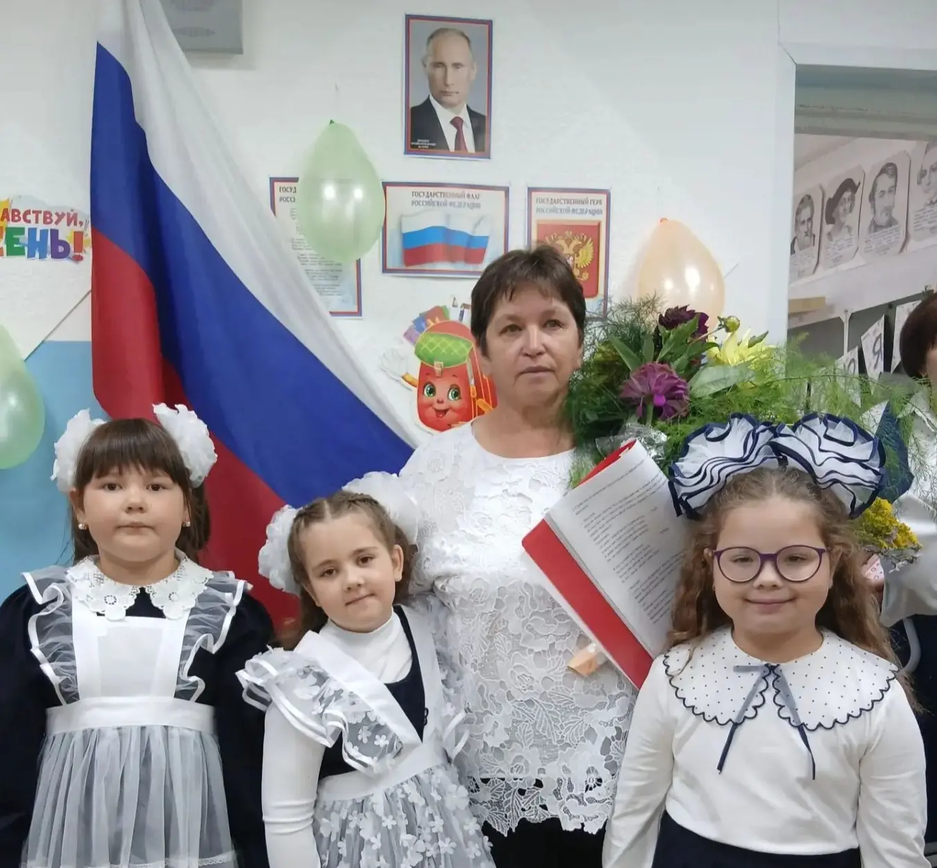 В Бобровской школе прошла торжественная линейка, посвящённая Дню знаний.