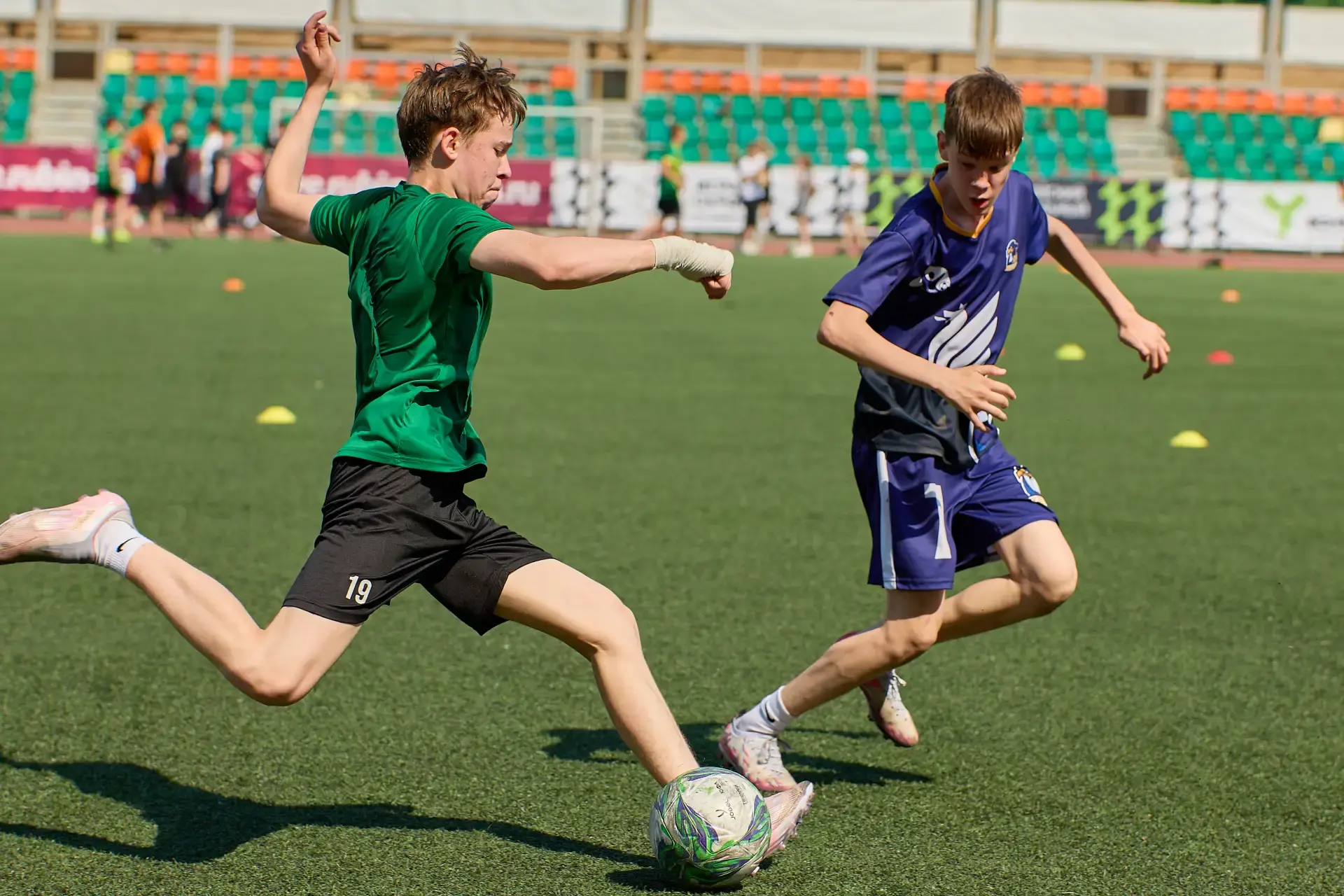 Наши ребята - звезды футбола ⚽️🏆  Завершился городской этап соревнований «Кожаный мяч» среди школьны