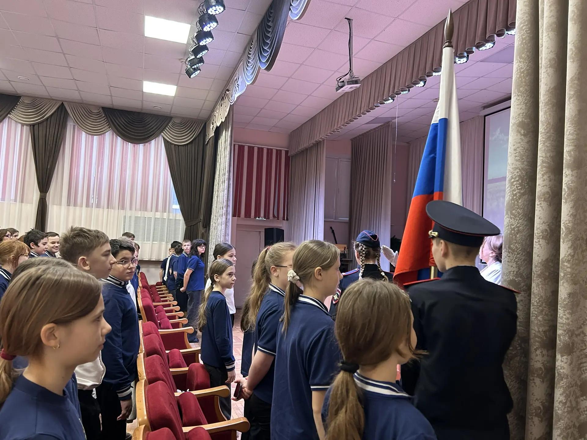 ✅  16 февраля - начало новой учебной недели. Линейка началась торжественным построением классов и ис