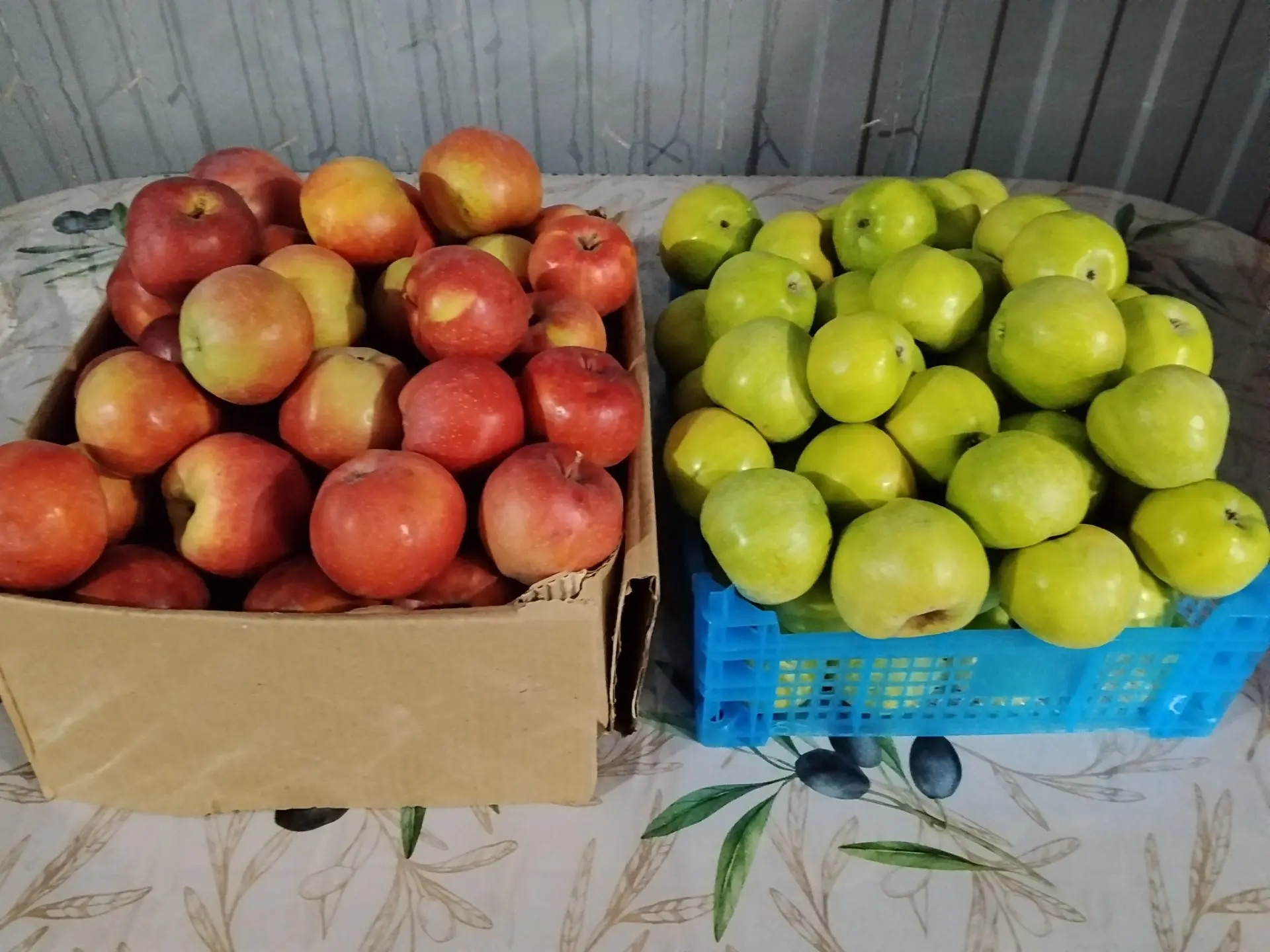 Продам яблоки, в ящике 10 кг. 89515364322 или ЛС