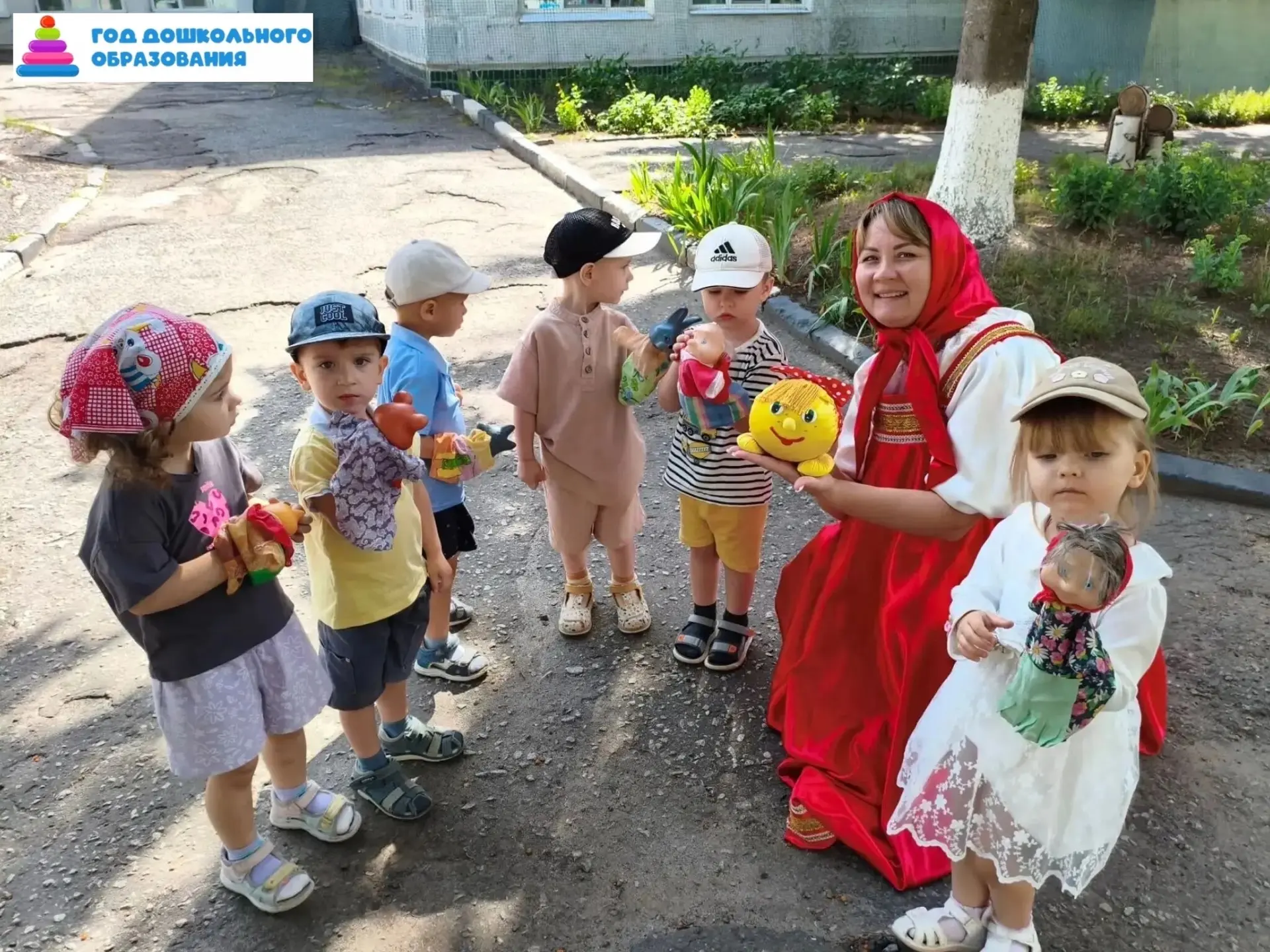 Когда воспитатели становятся сказочниками, открывается дверь в мир, где возможно всё!

В нашей младш