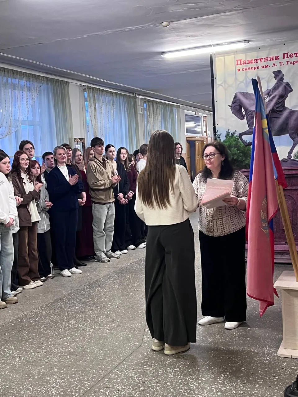 В понедельник в нашей школе состоялась еженедельная торжественная линейка с церемонией выноса Госуда