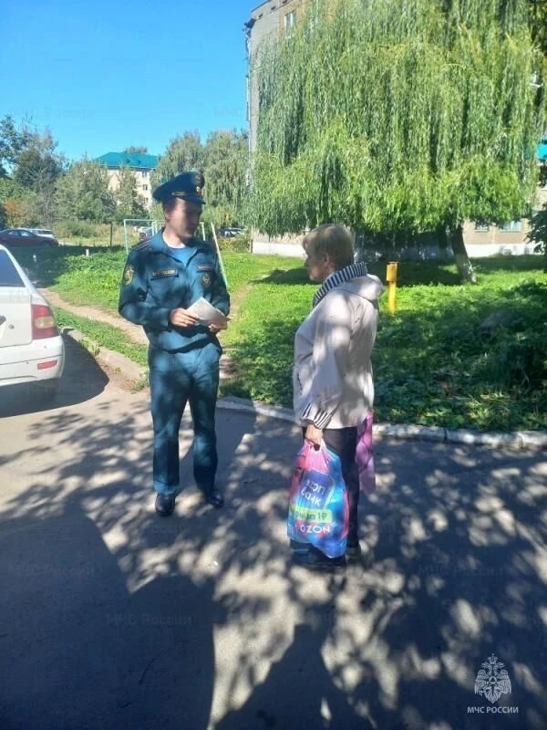 🧯Во Мценском районе сотрудники МЧС России продолжают противопожарные инструктажи в рам...