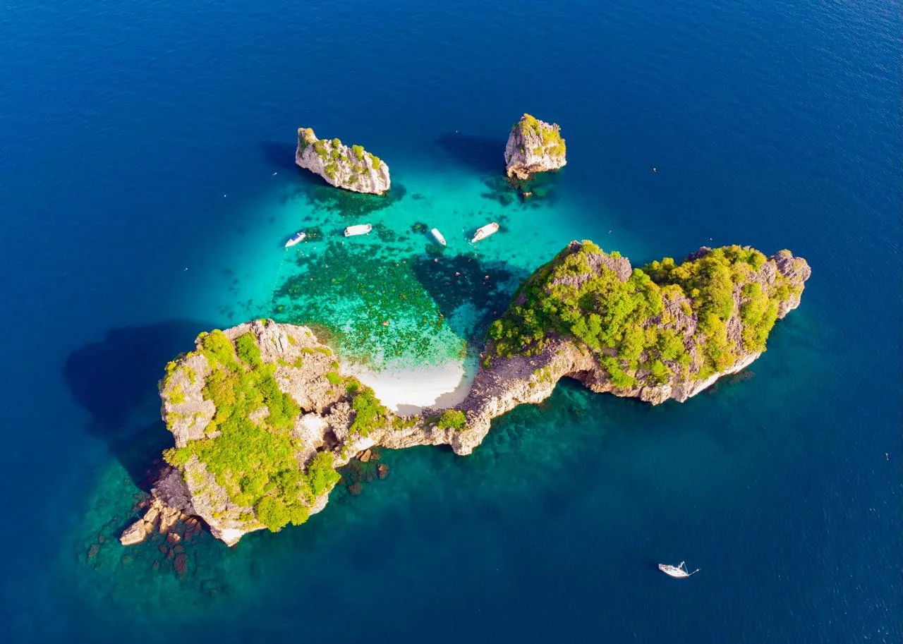Острова Ко Рок, Таиланд 🇹🇭  🔹 Ко Рок - два небольших острова на юге Таиланда, в Андаманском море, в 
