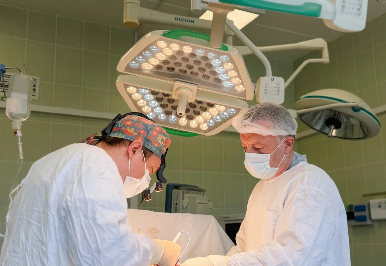 🏥Хирурги ВОКБ №1 впервые в регионе выполнили лапароскопическую резекцию прямой кишки по технологии 