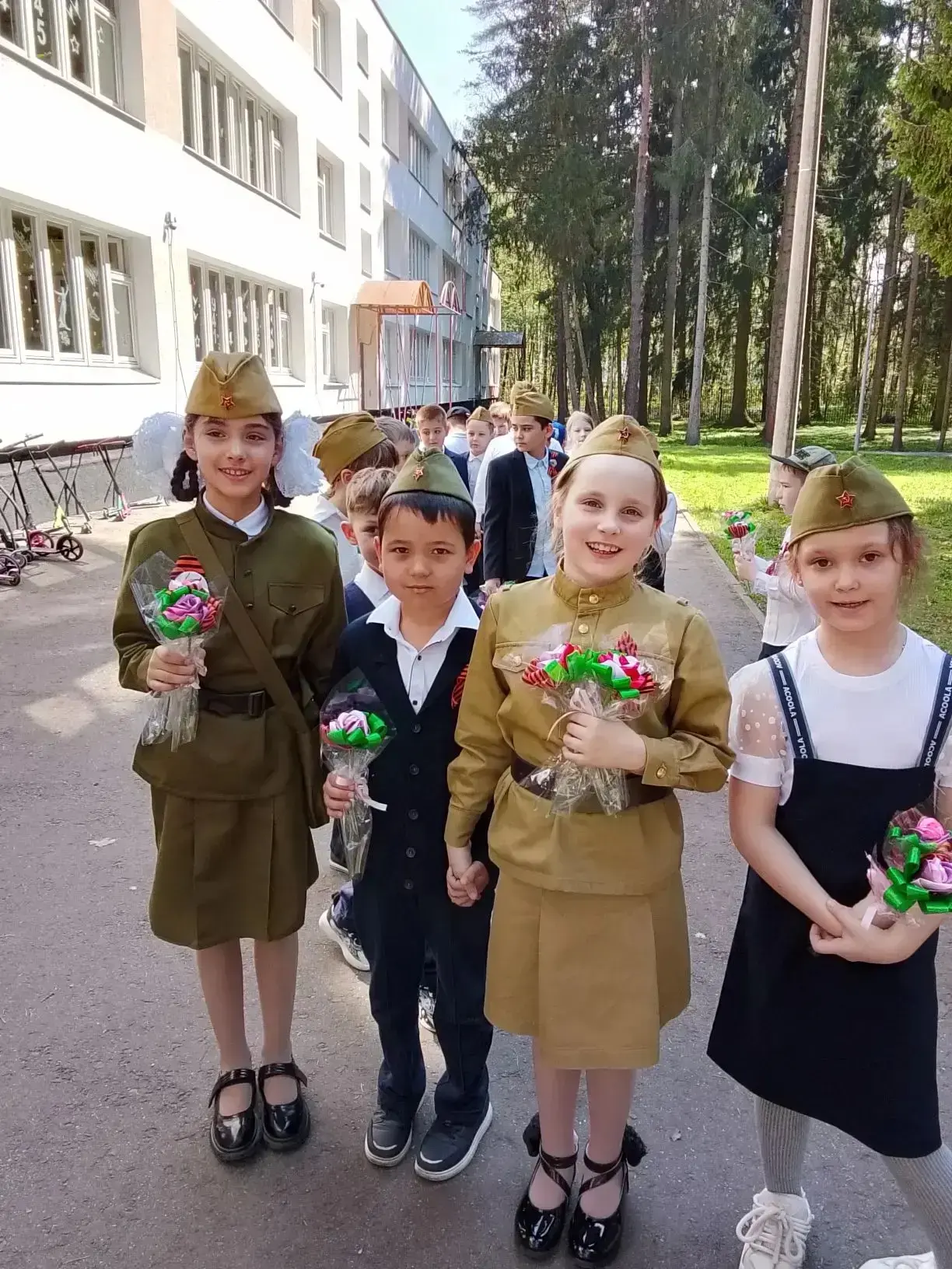 В преддверии великого праздника — Дня Победы ребята посетили памятники маршалу Константину Рокоссовс