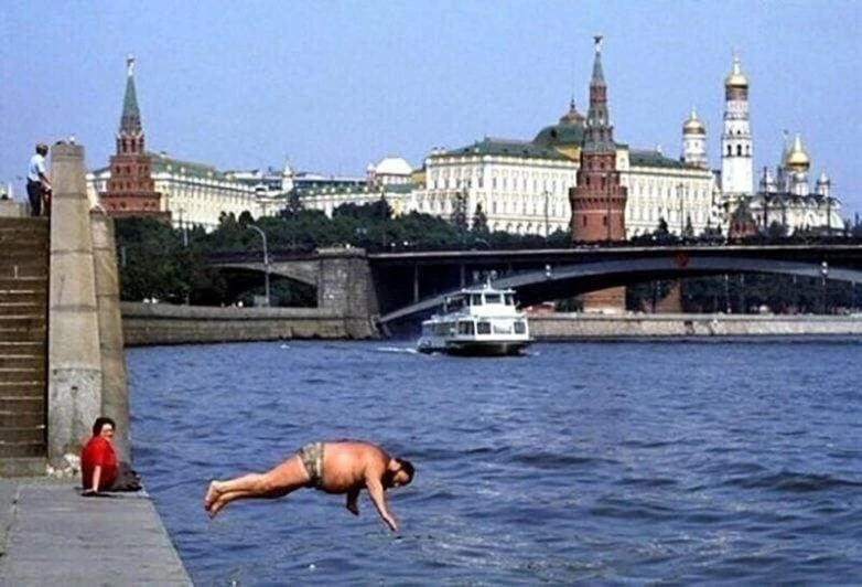 Купание на Пречистенской набережной (Москва,1987 год).